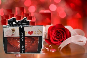 Fully Decorated Creative Handmade Love Memory Chocolates Surprise Gift Box for Valentine's Day (Multicolored)
