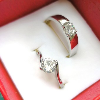 Couple white rings with small gift pack box